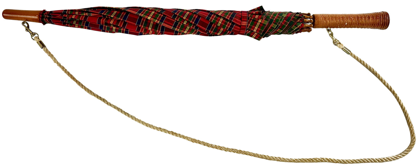 Καρώ ομπρέλα, μακριά, αυτόματη, με ίσια ξύλινη λαβή και λουρί για τον ώμο.