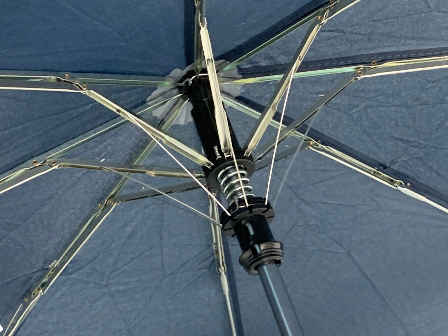 Μπλε μαρίν ομπρέλα βροχής, σπαστή, αυτόματη, με πολύ όμορφη λαβή.
