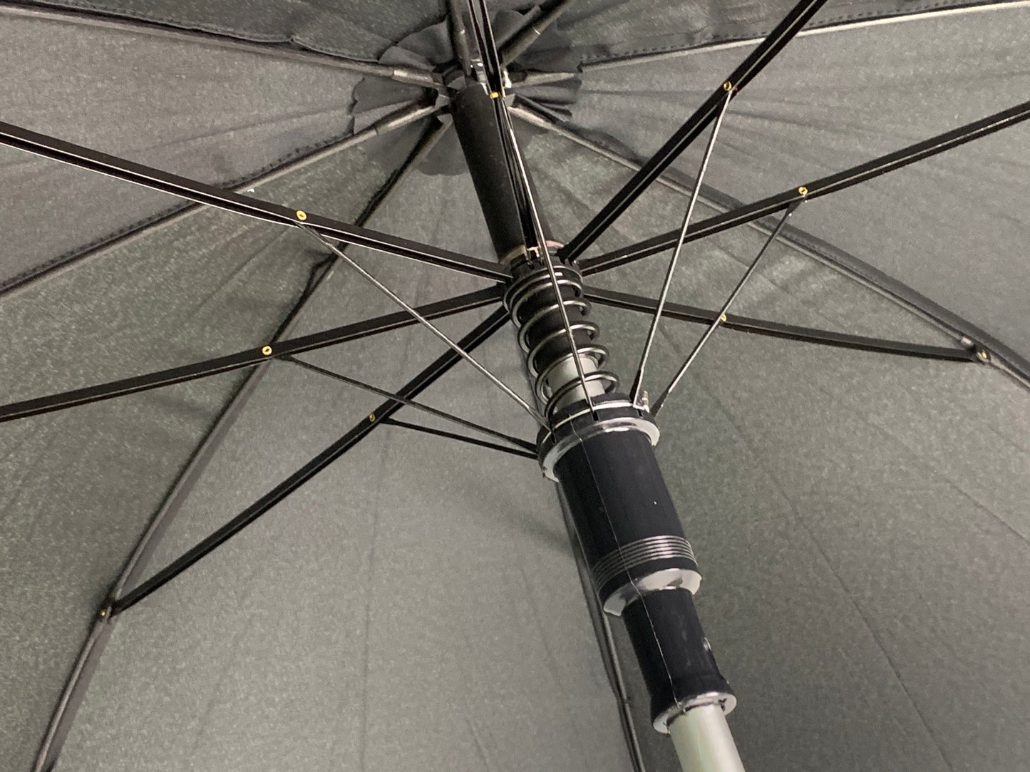 Μαύρη ομπρέλα βροχής, συνοδείας, μακριά, με ιστό αλουμινίου.