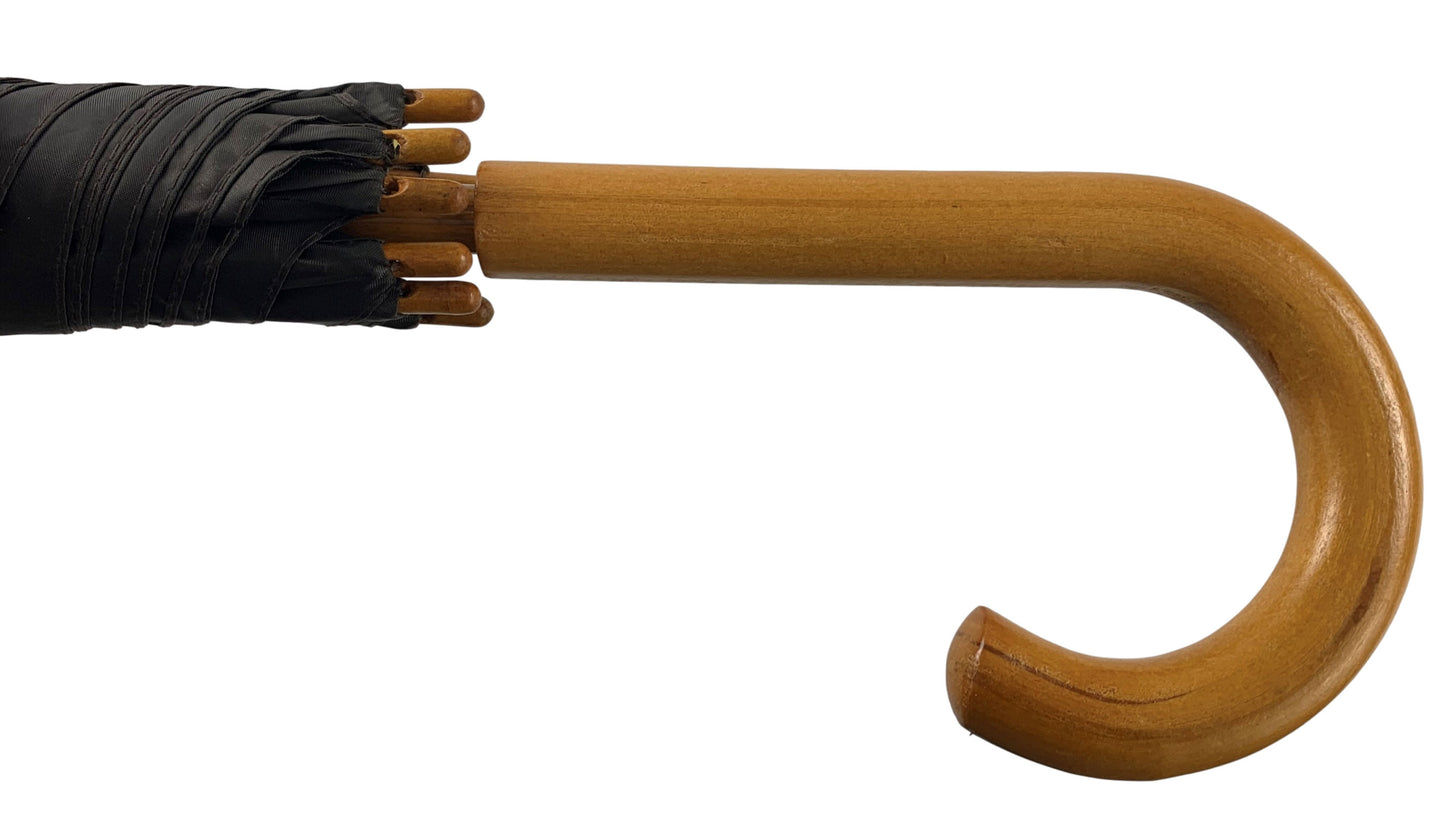 Μαύρη ομπρέλα βροχής, αυτόματη, με ξύλινη κυρτή λαβή.