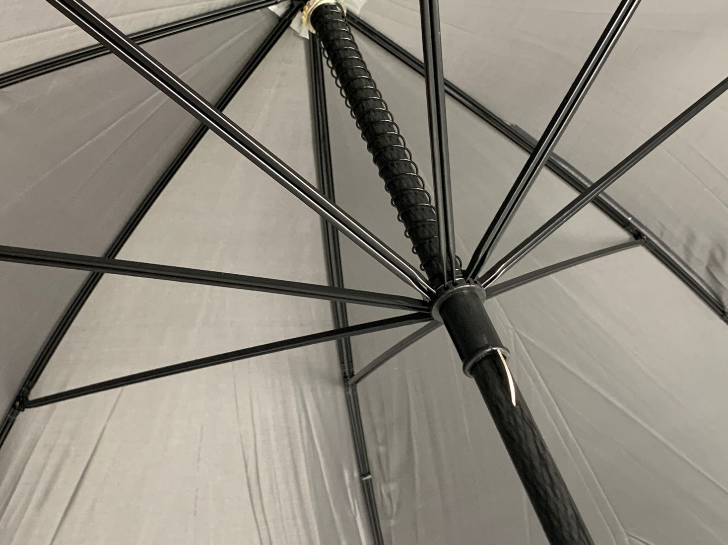 Γκρι, ομπρέλα συνοδείας, μακριά, με 8 διπλές ακτίνες.